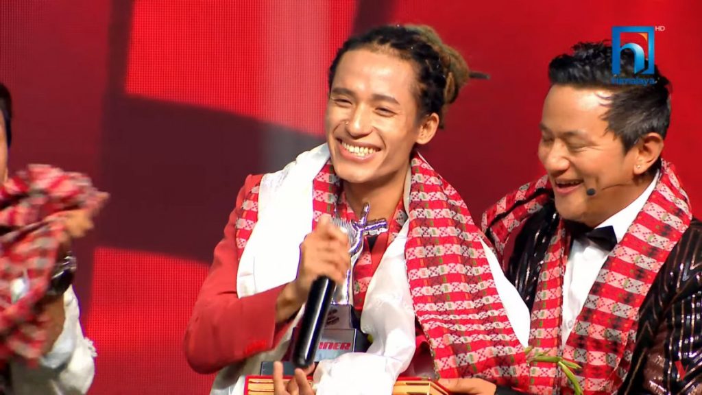 ‘भ्वाइस अफ नेपाल सिजन ४’ को उपाधि करण राईलाई