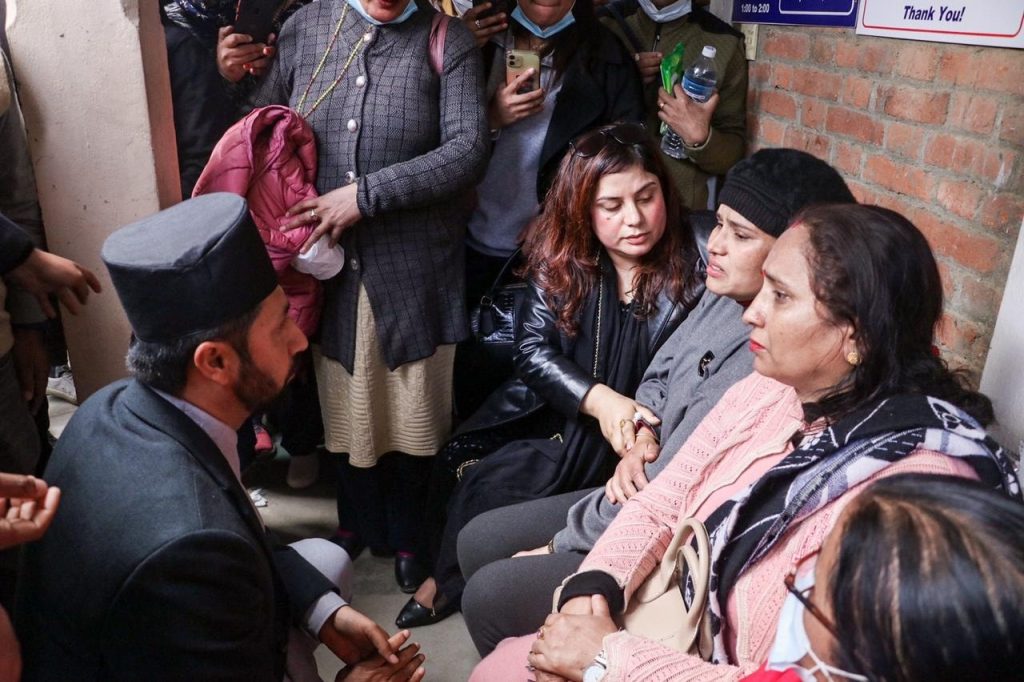 गृहमन्त्रीले भेटे प्रेमप्रसाद आचार्यका परिवारलाई