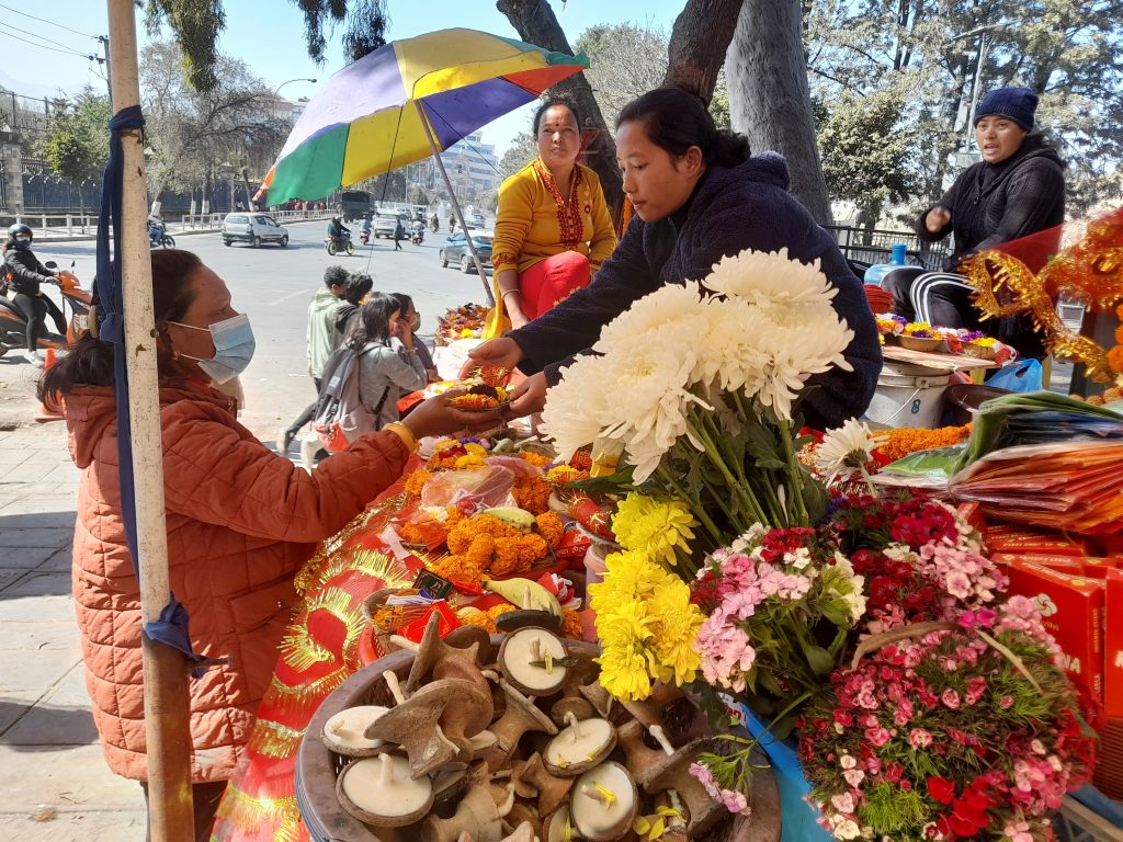यी मेहनती जस्ले पूजा सामग्री बिक्रीबाटै कमाउँछन् मासिक ७० हजार