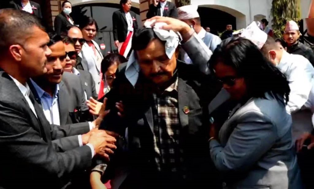 राष्ट्रपति निर्वाचनमा भोट हालेर फर्किँदै गरेका सांसद न्यौपाने लडेर घाइते