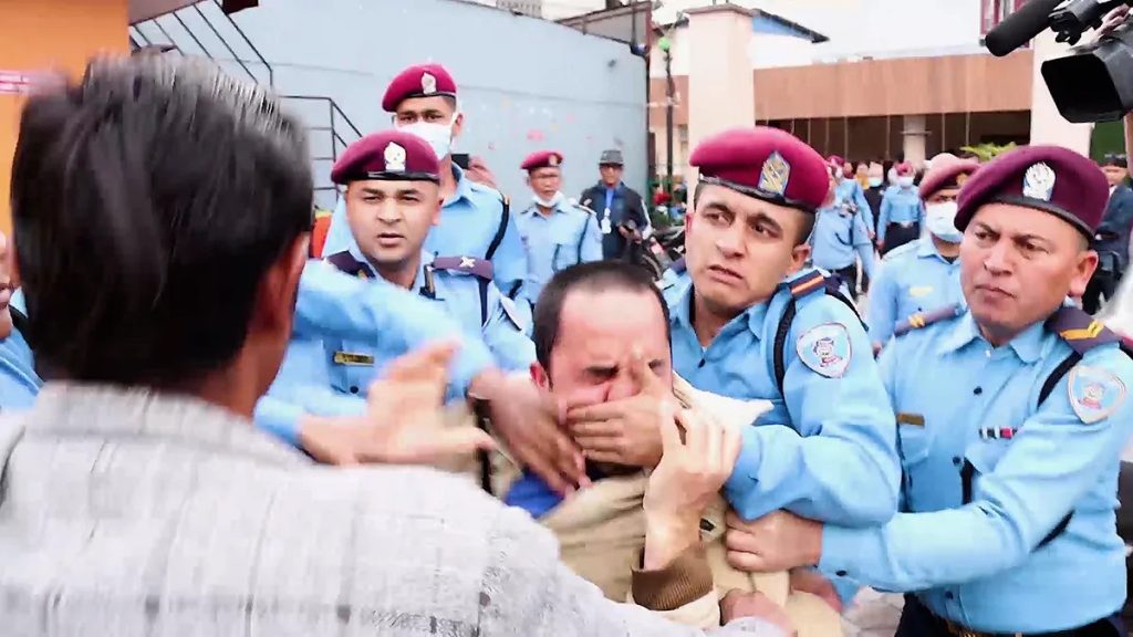 राष्ट्रियसभामा सांसदको प्रश्न बोल्न खोज्दा किन मुख थुनेर घाँटी न्याकियो ?