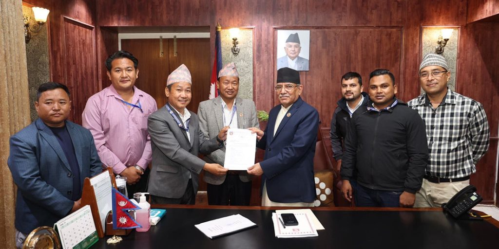 धरान उपमहानगरका मेयरले भेटे प्रधानमन्त्रीलाइ, खानेपानी समस्या समाधान गर्न आग्रह