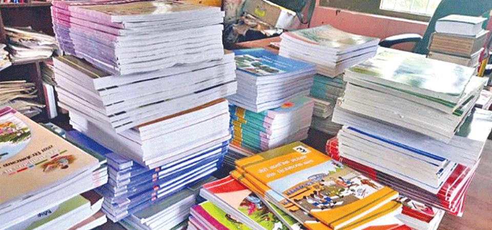 आजदेखि नयाँ शैक्षिक सत्र, भर्ना अभियानकै क्रममा विद्यार्थीका हातहातमै पाठ्यपुस्तक