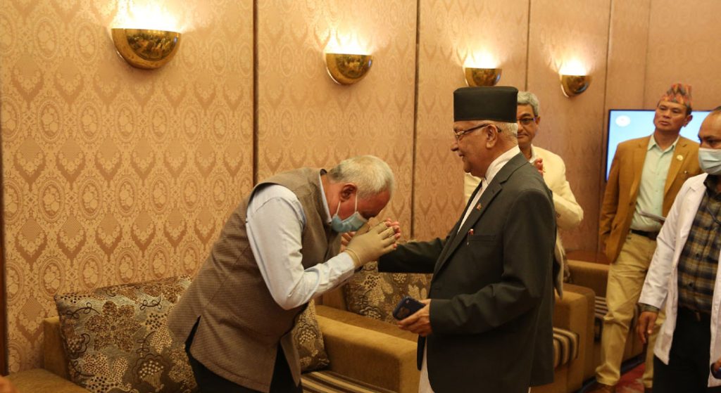 चन्द्र भण्डारीले ओलीलाई यसरी निहुरिए ढोगे