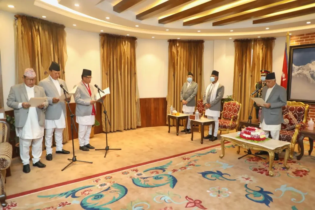 नवनियुक्त तीन जना मन्त्रीले लिए शपथ