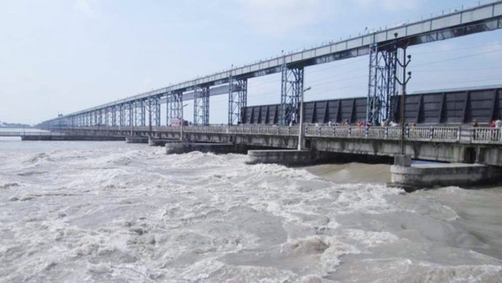 सप्तकोशीमा ट्रक खस्यो, सबै सवार सकुशल