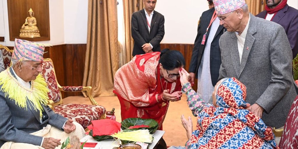 ९१ वर्षीया भाउजूबाट राष्ट्रपति पौडेलले गरे टीका ग्रहण