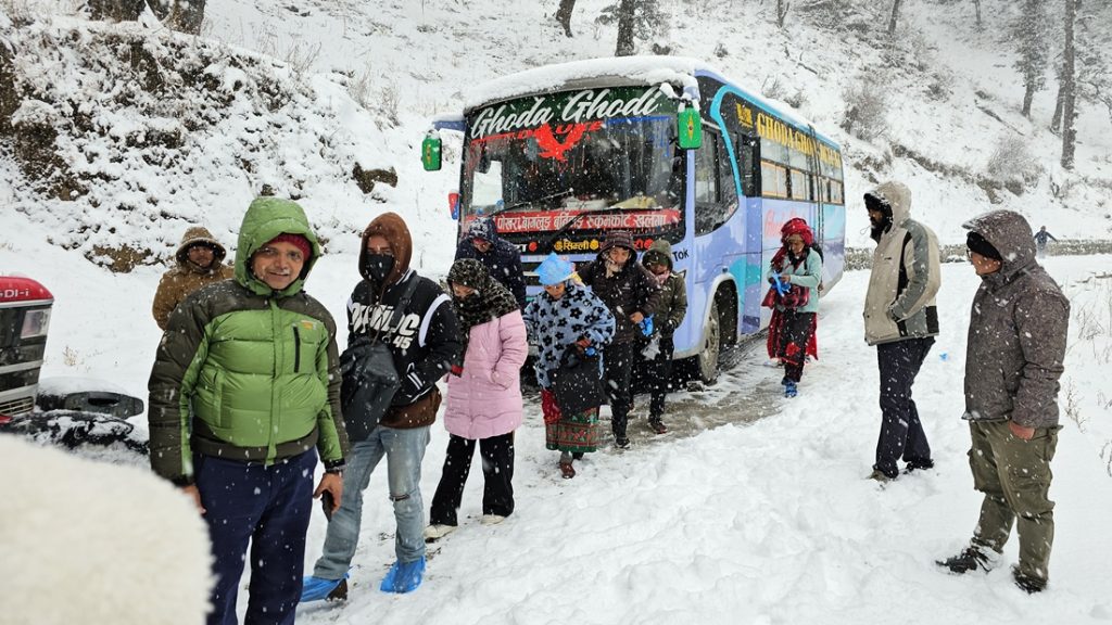 हिमपातका कारण मध्यपहाडी लोकमार्ग अवरुद्ध