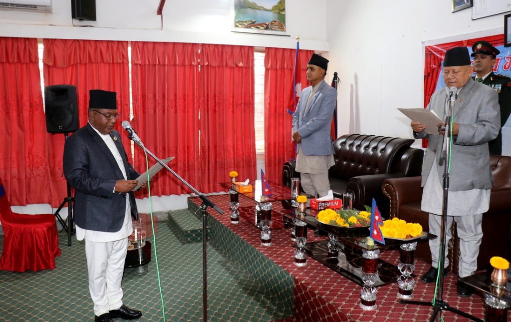 कर्णाली प्रदेशका नवनियुक्त बिनाविभागीयमन्त्री परियारद्वारा शपथ ग्रहण