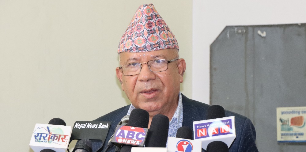 प्रधानमन्त्री प्रचण्डलाई विश्वासको मत विश्वासको मत दिन्छौं: माधव नेपाल