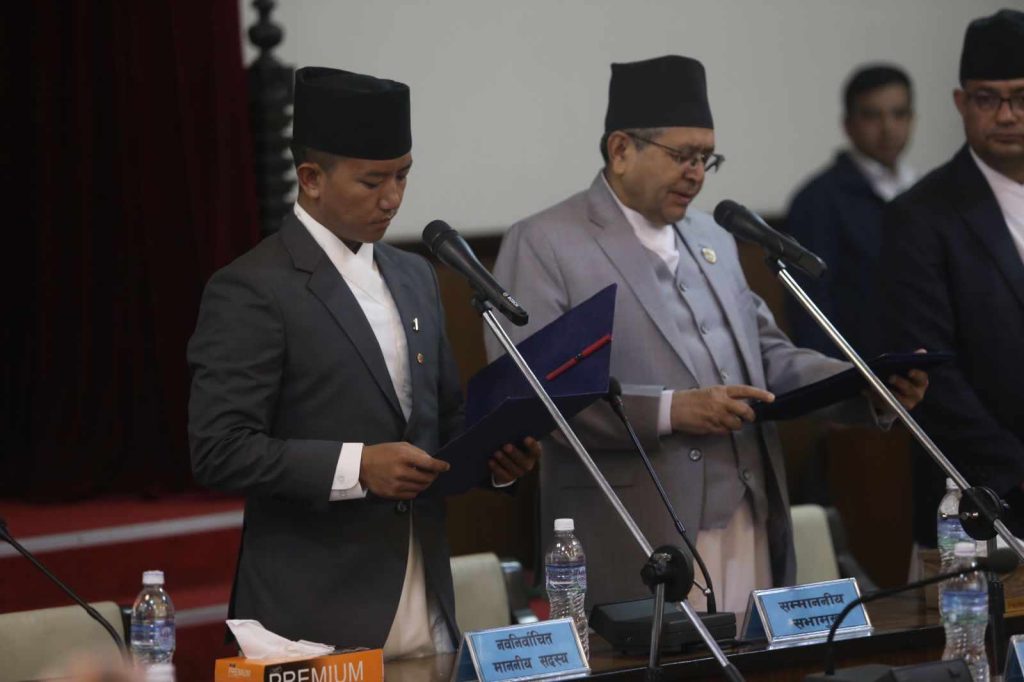 एमालेका नवनिर्वाचित सांसद नेम्वाङले लिए शपथ