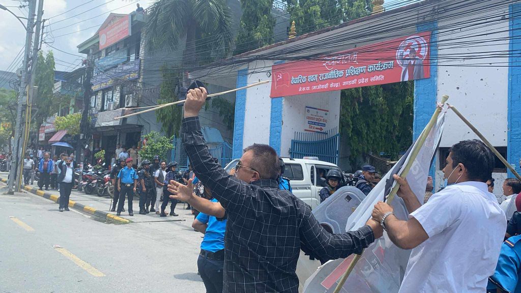 प्रधानमन्त्री प्रचण्डलाई पोखरामा कालो झण्डा देखाइयो